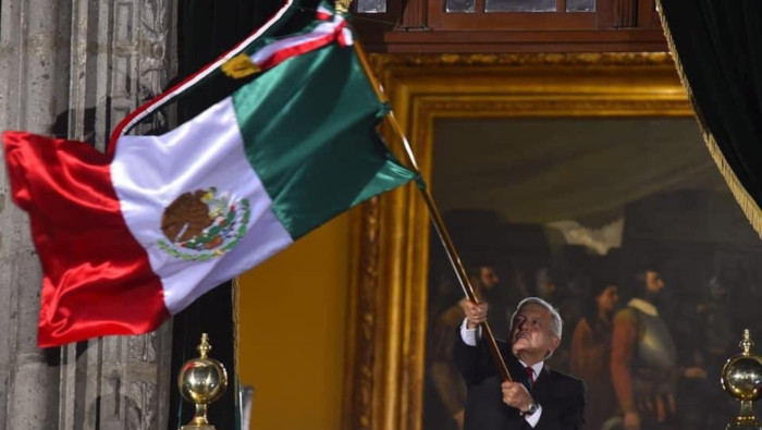 El presidente mexicano ondea la bandera nacional luego de dar el tradicional Grito de Independencia.