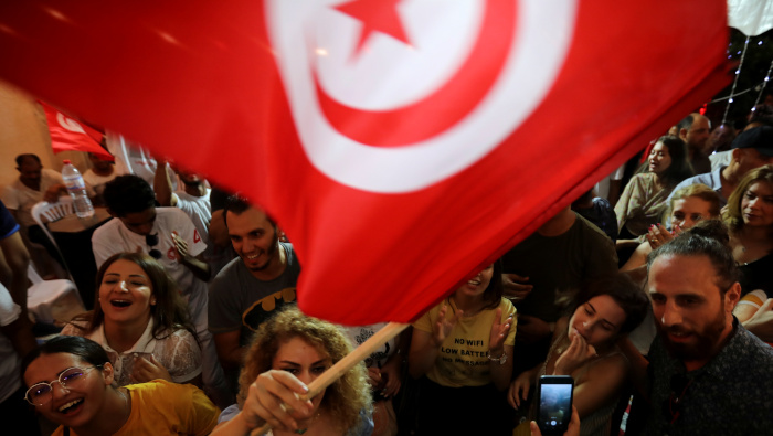 Votantes tunecinos celebran luego de las elecciones presidenciales efectuadas el domingo.