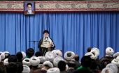 Ayatolá Ali Jameneí pronuncia un discurso ante un grupo de académicos y estudiantes de ciencias religiosas en Teherán.