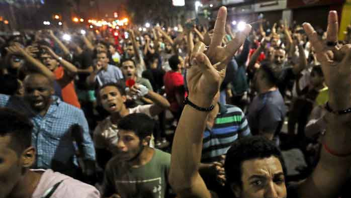 También se reportaron movilizaciones en Giza, la capital de la ciudad gemela de El Cairo, y en Mahalla.