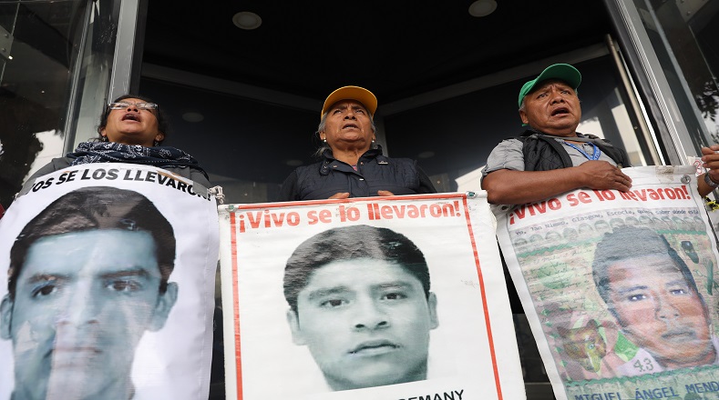 Pancartas y fotografías de los estudiantes normalistas acompañaron las protestas pacíficas y manifestaciones que se desplegaron en diversas ciudades del territorio mexicano. 