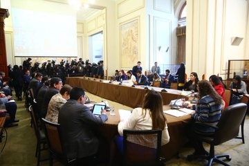 El Congreso de Perú mantiene un enfrentamiento con el Ejecutivo, encabezado por Vizcarra, respecto a la reforma constitucional que permitiría el adelanto de las elecciones. 