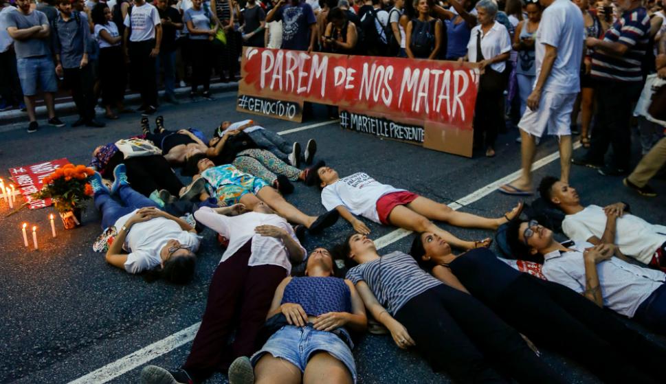 Los brasileños han manifestado recientemente por la muerte de una niña de ocho años, tras recibir una bala perdida en un operativo policial.