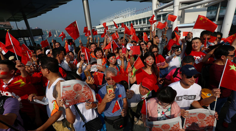 En Hong Kong, decenas de personas han expresado su respaldo a la República Popular China por el 70 aniversario con banderas y mensajes de felicitación.