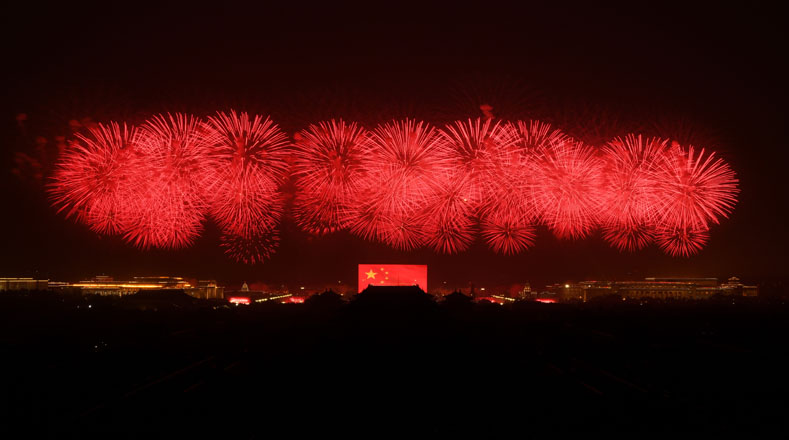 Entre los actos conmemorativos por el Día Nacional, China realizó una gala nocturna con fuegos artificiales, coreografías multitudinarias y luces en toda la capital, Beijing. 