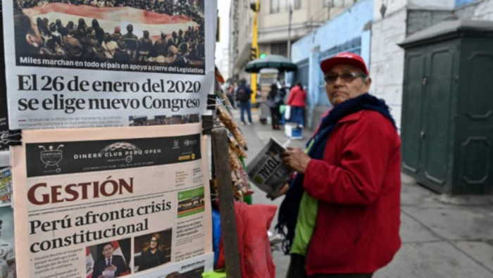 Un ciudadano observa los titulares de los diarios sobre la crisis institucional en Perú.