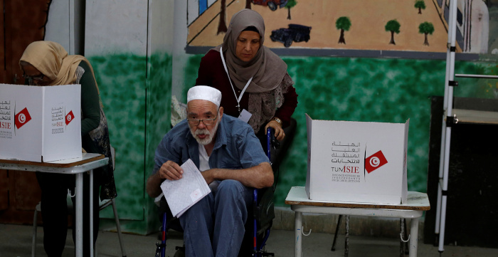 La votación en todo el país del norte de África comenzó el domingo a las 08H00 hora local (07H00 GMT).