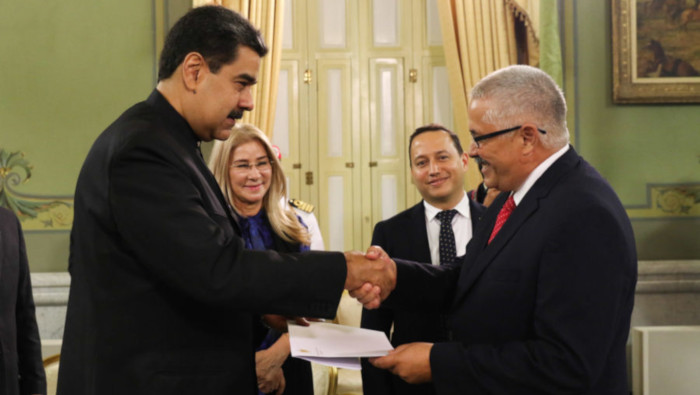 El presidente venezolano recibió las cartas credenciales del nuevo embajador cubano.