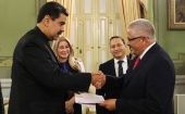 El presidente venezolano recibió las cartas credenciales del nuevo embajador cubano.