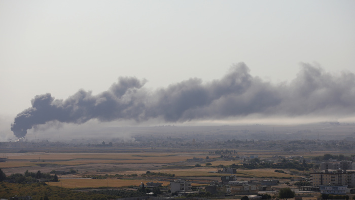 Se ve humo sobre la ciudad siria de Ras al-Ain, en la frontera con Turquía.