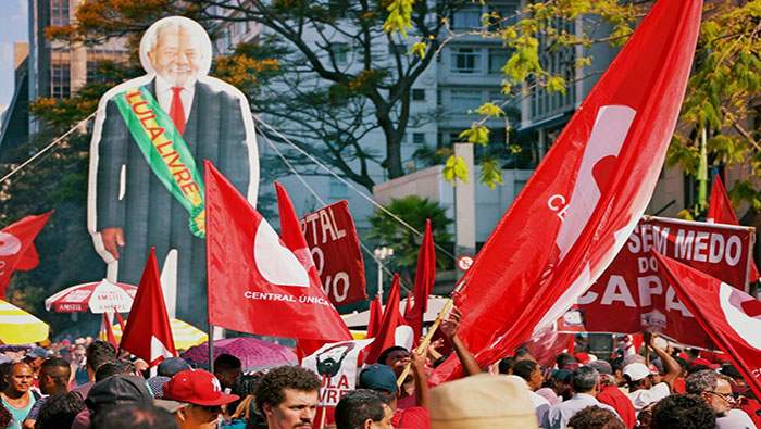 Los manifestantes salieron con pancartas y canticos que aluden las irregularidades suscitadas en el caso contra el presidente del Partido de los Trabajadores (PT).