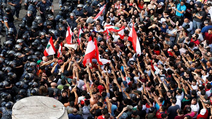 Miles de libaneses han salido a las calles por segundo día consecutivo en rechazo a los nuevos impuestos anunciados para 2020, 2021 y 2022.