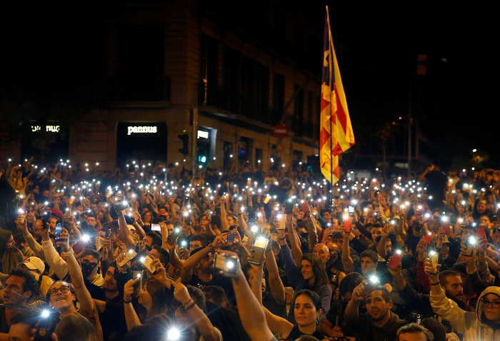 Los manifestantes encendieron sus teléfonos móviles como símbolo de rechazo a la sentencia proferida por el Tribunal contra los independentistas.