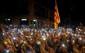 Los manifestantes encendieron sus teléfonos móviles como símbolo de rechazo a la sentencia proferida por el Tribunal contra los independentistas.
