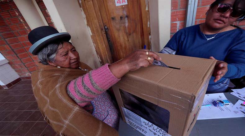 Una indígena aymara emite su voto en un colegio electoral de El Alto, Bolivia.