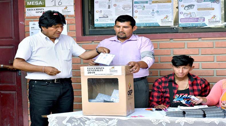 Evo Morales, quien opta a la reelección ejerció su derecho y deber del voto en Cochabamba, localidad desde la que invitó a los bolivianos a participar los comicios generales de este 20-O
