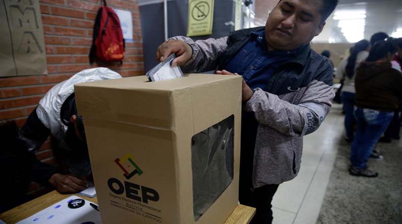 Ciudadanos bolivianos participan en el proceso electoral de su país, este domingo, en Sao Paulo, Brasil.