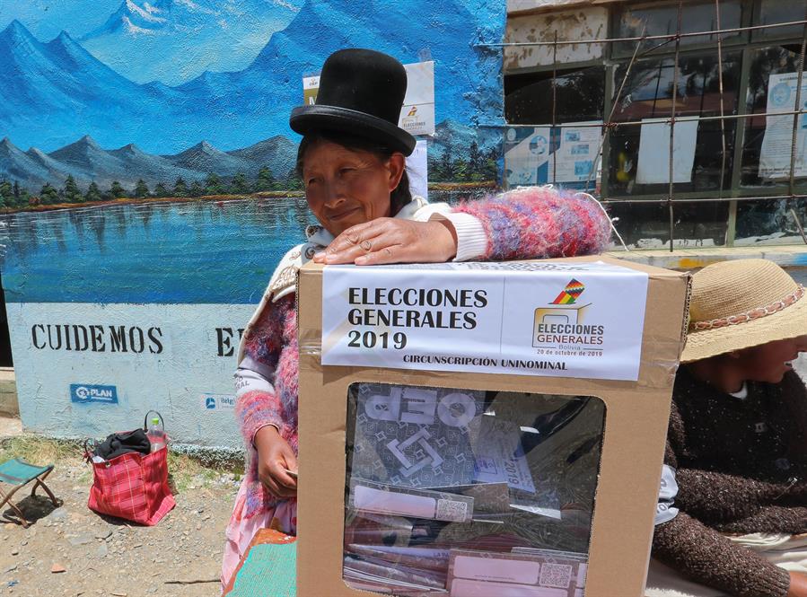 Los bolivianos acuden de manera masiva a los centros de votación habilitados para las elecciones generales.