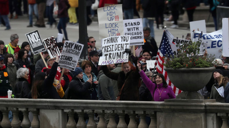 Los participantes en la protesta llevaban pancartas con mensajes que pedían "impeachment ahora", "no eres bienvenido aquí", "Trump es una desgracia internacional", "despierta, EE.UU.", entre otros.