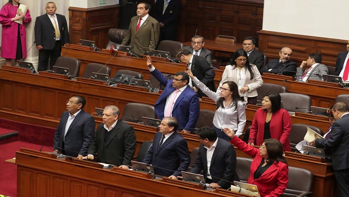 La demanda de la oposición pide al TC que reabra el Congreso y restituya en sus escaños a los 130 legisladores afectados por la decisión de Vizcarra.