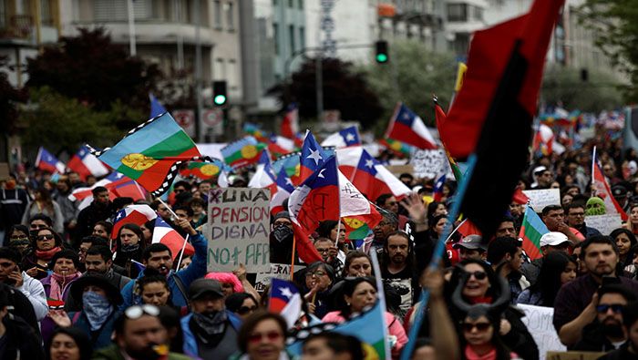 Chilenos se mantienen en las calles exigiendo cambios sociales, políticos y económicos.