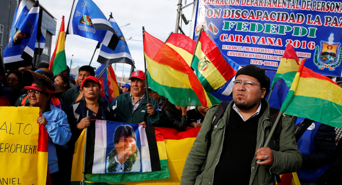 Este movimiento se realiza cuando en la madrugada llegó al aeropuerto de El Alto, el dirigente cívico Luis Fernando Camacho.