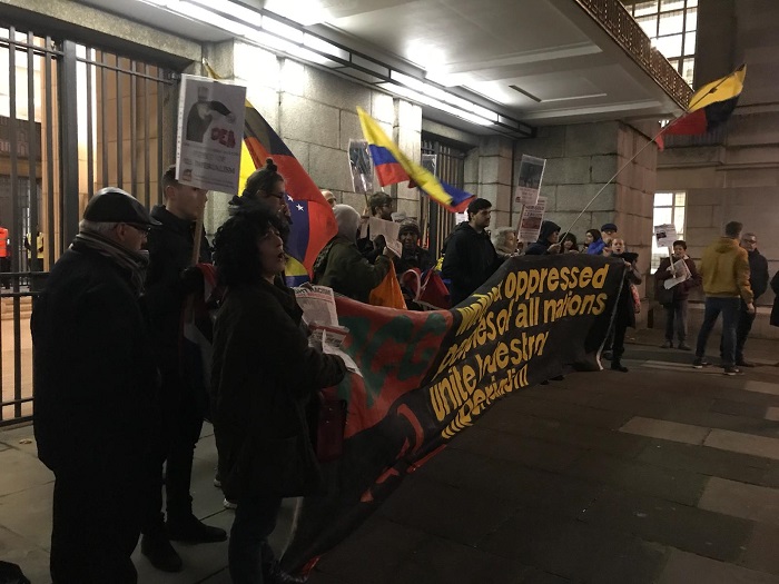 Los asistentes al acto se concentraron frente al centro administrativo de la Universidad de Londres, con banderas de Cuba y Venezuela.