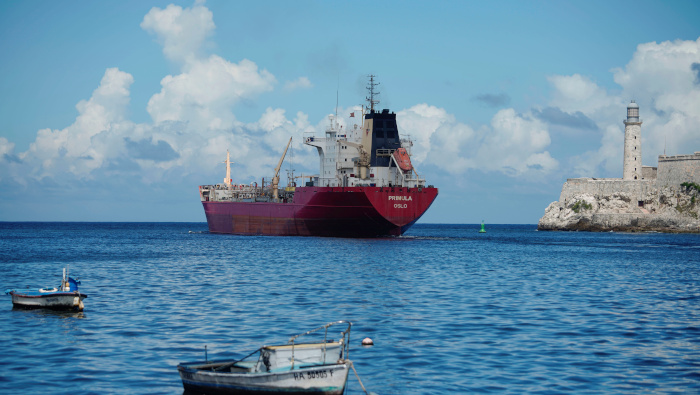 Un buque cisterna sale de la bahía de La Habana en Cuba, el 2 de octubre de 2019.
