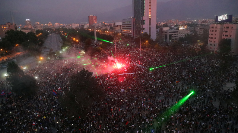 Miles de personas manifestaron este viernes una nueva jornada de protestas contra las políticas implementadas por el presidente Sebastián Piñera..