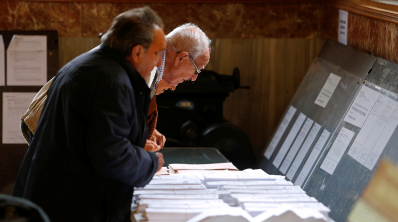 Dos electores votan durante las elecciones generales en Barcelona, España.