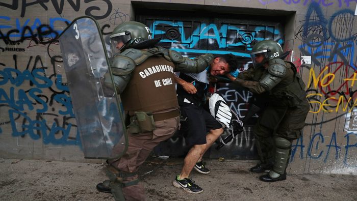 Las fuerzas represivas de Chile han dejado ciegas o parcialmente ciegas a más de 157 personas desde el inicio de las protestas.