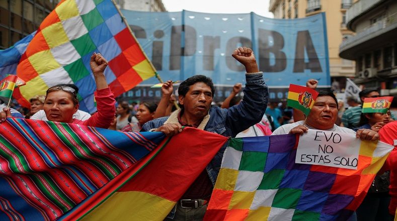 Argentina, 11 de noviembre. Cientos de personas marcharon por las calles de Buenos Aires para expresar su apoyo al presidente de Bolivia, Evo Morales, tras el golpe de Estado en su contra que forzó su renuncia. 