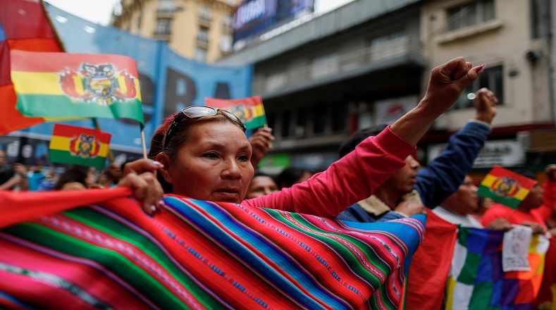 Argentina, 11 de noviembre. "Evo no estás solo" manifestaron los simpatizantes de Morales, el primer presidente indígena de Bolivia.