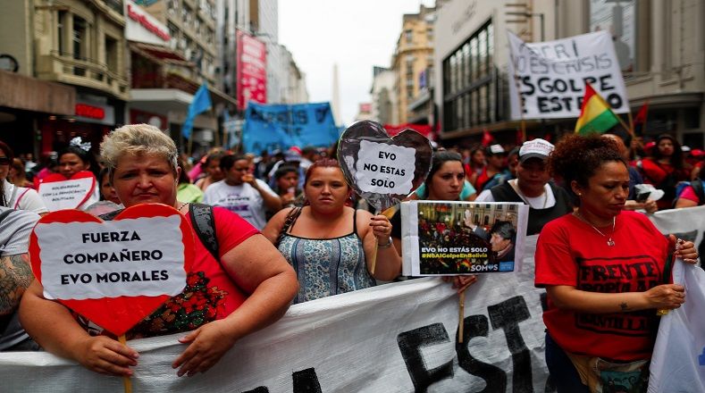 Argentina, 11 de noviembre. Con banderas y pancartas con el rostro de Evo, los manifestantes recorrieron Buenos Aires en rechazo al golpe de Estado.