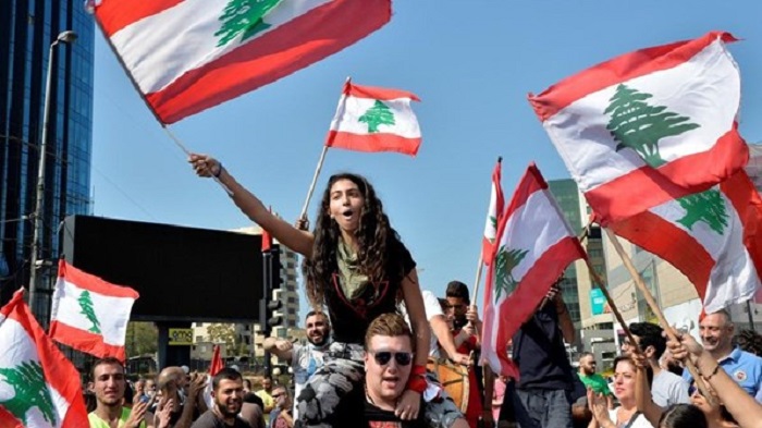 Los libaneses persisten en las calles de la capital y otras ciudades del país para exigir mejoras sociales, económicas y un nuevo Gobierno.