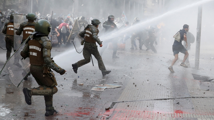 La Policía de Carabineros choca con manifestantes durante una protesta contra el Gobierno en Santiago de Chile.