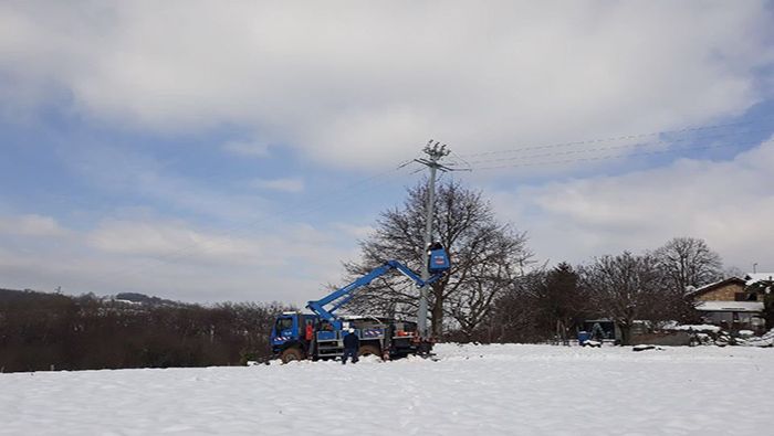 La fuertes nevadas han complicados las operaciones para restaurar el servicio eléctrico.