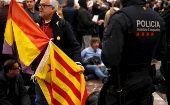 Agentes de la policía catalana desalojaron uno por uno al centenar de manifestantes presentes en el vestíbulo de la estación de trenes.
