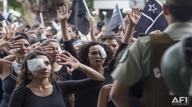 Performance artística en actividad de las mujeres de luto, quienes se manifestaron por todos los heridos y muertos desde que comenzó el estallido social (Santiago de Chile, 1 de Noviembre 2019).