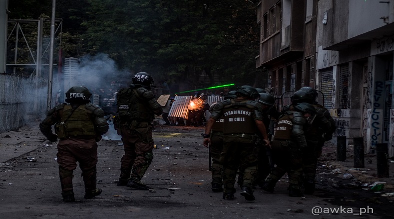 Día n°21 de lucha, la represión del estado es muy fuerte y el pueblo hace todo lo posible para defenderse, "balas contra piedras" (Santiago de Chile, 9 de noviembre de 2019).