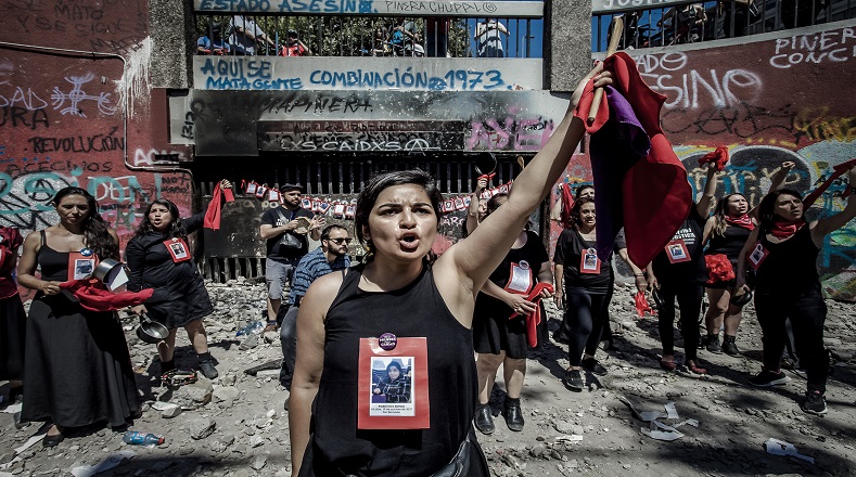Miembros del colectivo Cueca Sola realizan una manifestación en el Metro Baquedano para recordar a los asesinados durante las protestas en Chile (Santiago de Chile).