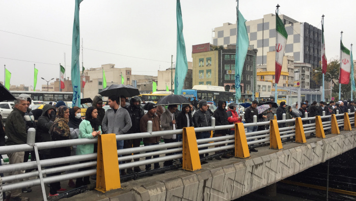 Protesta en Teherán contra el aumento del precio del combustible.
