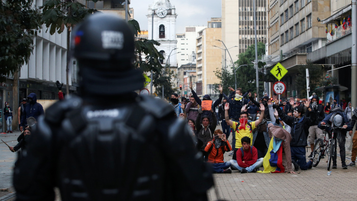 Senador colombiano demanda que vandalismo no sea pretexto para reprimir la protesta social.