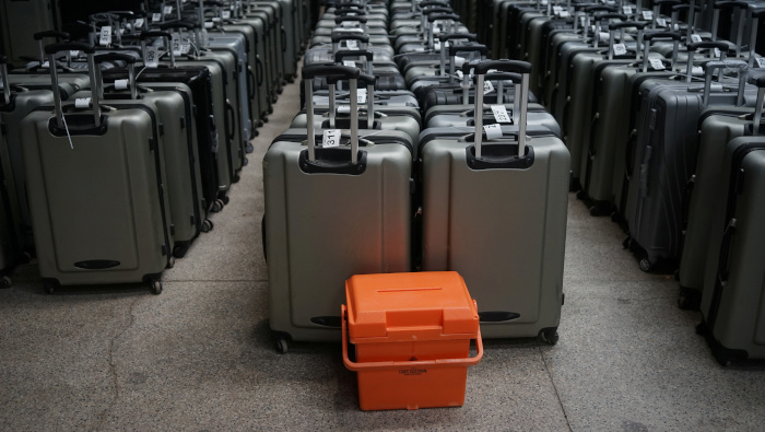 Boletas electorales para las elecciones presidenciales en Uruguay se empaca en maletas para su distribución.