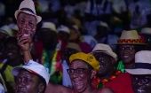 Un partidario lleva una máscara del candidato presidencial Domingos Simoes Pereira, favorito para ganar las elecciones en Guinea Bussau. 