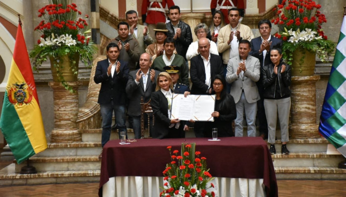 El parlamento de Bolivia aprobó este sábado la ley de convocatoria a elecciones generales  a más tardar en febrero de 2020.