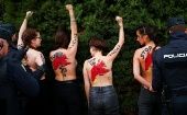 Oficiales de policía detienen a activistas de Femen en una manifestación de partidarios del dictador español Francisco Franco.