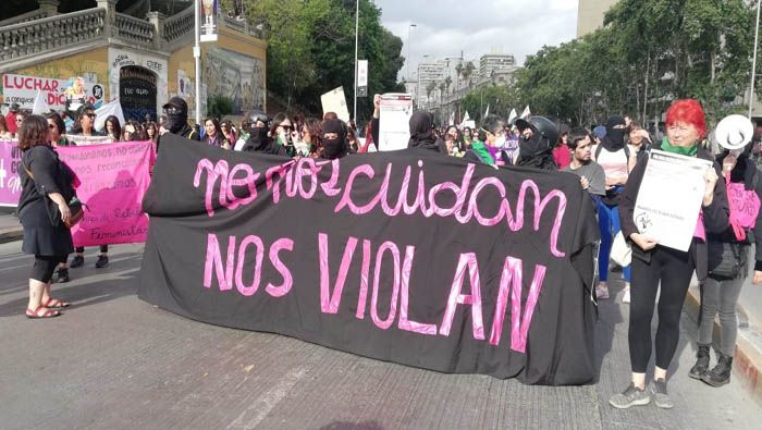 Las manifestantes expresaron su rechazo a las agresiones de los Carabineros (policía militar) contra las mujeres que han participado en las protestas.