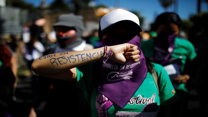 Cientos de salvadoreñas salieron este lunes a las calles de San Salvador (capital) para demandar que se declare una 