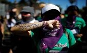 Cientos de salvadoreñas salieron este lunes a las calles de San Salvador (capital) para demandar que se declare una "alerta de género" que proteja a las mujeres de la violencia machista y otros delitos, como agresiones sexuales.